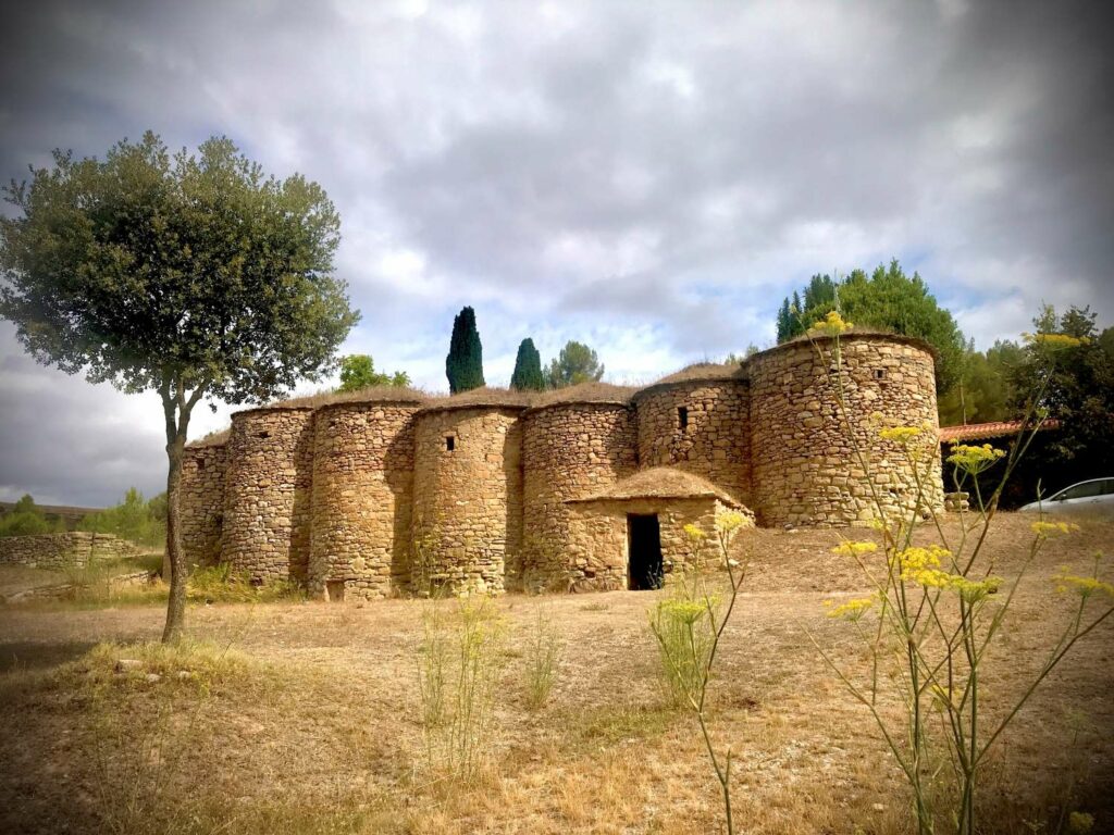 Tinas de vino de piedra seca en el Bages (Archivo Asociación Camí Ramader de Marina)